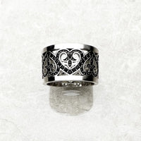 Anello a fascia con ornamenti di cuori neri