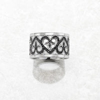 Anello a fascia con cuori arabeschi neri