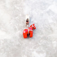 סוס אדום Charm