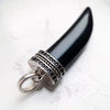 黒い歯のペンダント