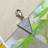 삼각형 흰색 돌  Charm