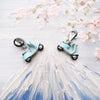 青いモータースクーター Charm