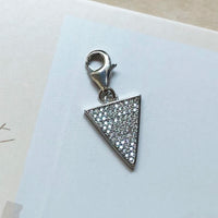 삼각형 흰색 돌  Charm