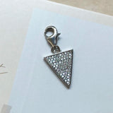 삼각형 흰색 돌  Charm