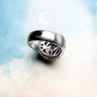 Anillo de cara de lobo ennegrecido