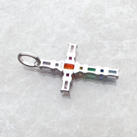 다채로운 돌이있는 십자형 펜던트