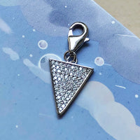 삼각형 흰색 돌  Charm