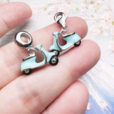 青いモータースクーター Charm