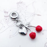 심장이있는 붉은 체리 Charm