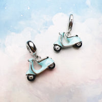 Encanto de scooter de motor azul