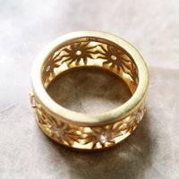 Anillo de banda de oro dorado