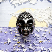 Anillo de calavera de lirios ennegrecidos