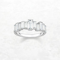 Anillo plateado cortado de baguette