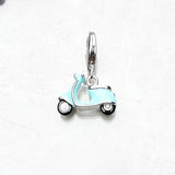 青いモータースクーター Charm