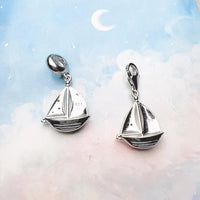 Encanto de bote de vela azul