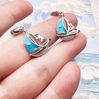 Encanto de bote de vela azul