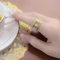 Anillo de banda de oro dorado