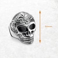 Anillo de calavera de lirios ennegrecidos