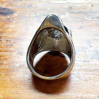 Anillo de calavera de lirios ennegrecidos
