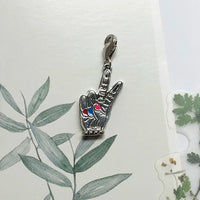 הישאר יד אמיתית Charm