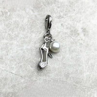 עקב גבוה ופנינה Charm