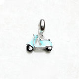 青いモータースクーター Charm