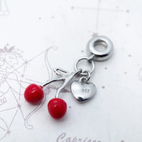 דובדבנים אדומים עם לב Charm