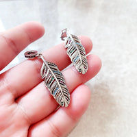 무지개 깃털 Charm