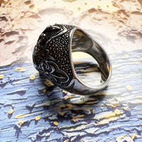Anillo de calavera de lirios ennegrecidos