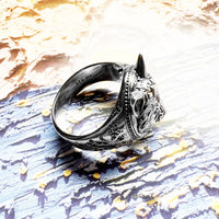 Anillo de cara de lobo ennegrecido