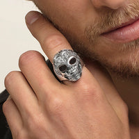 Anillo de calavera de lirios ennegrecidos