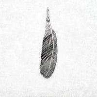 검은 깃털 겨울 펜던트