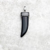 黒い歯のペンダント